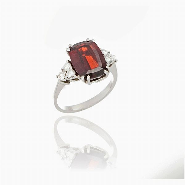 Anello con granato 