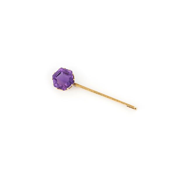 Gold pin with amethyst