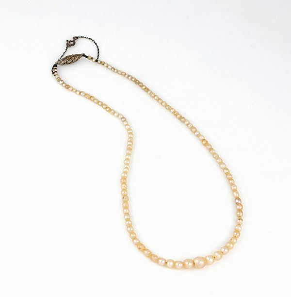 Strand necklace of pearls