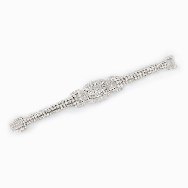 Elegant bracelet with diamonds