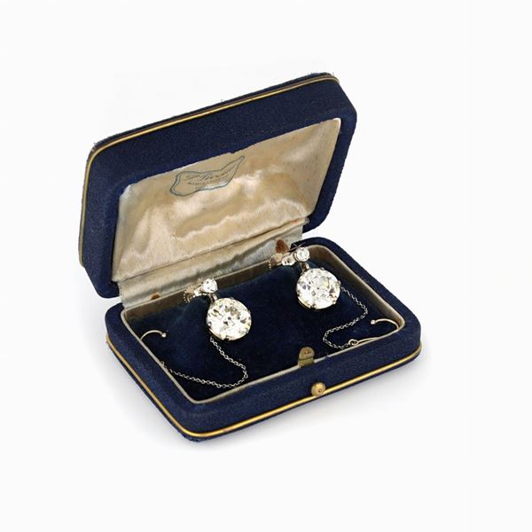 Antique and elegant earrings with diamonds