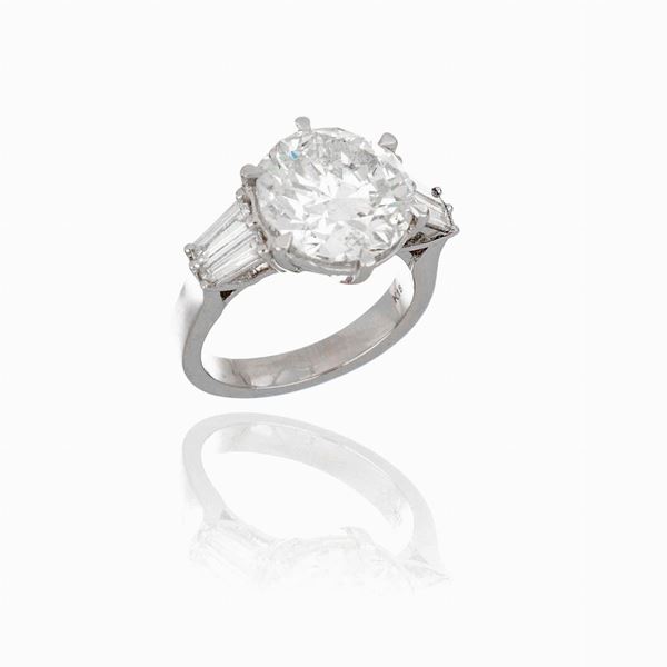 Solitaire ring with diamond