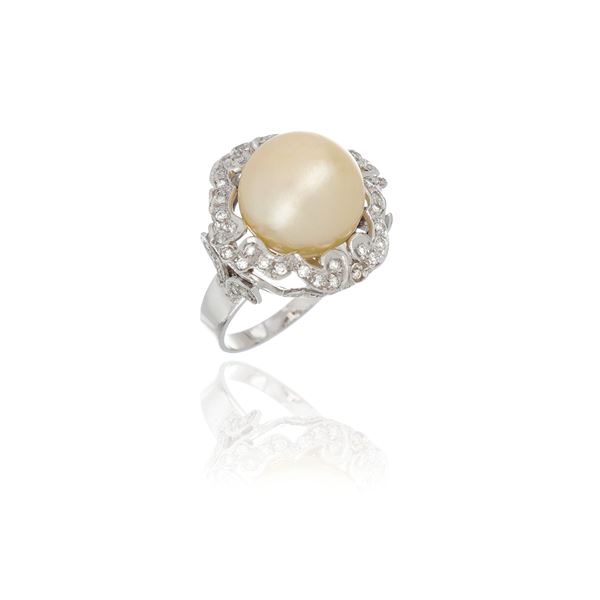 Anello in oro bianco con perla South Sea e diamanti