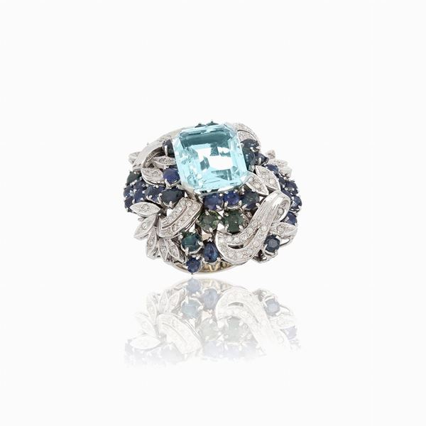 18 carat white gold ring mounting a central octagonal aquamarine