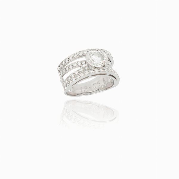 Bend solitaire ring with diamond