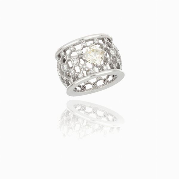 Bend open-worked ring with diamond