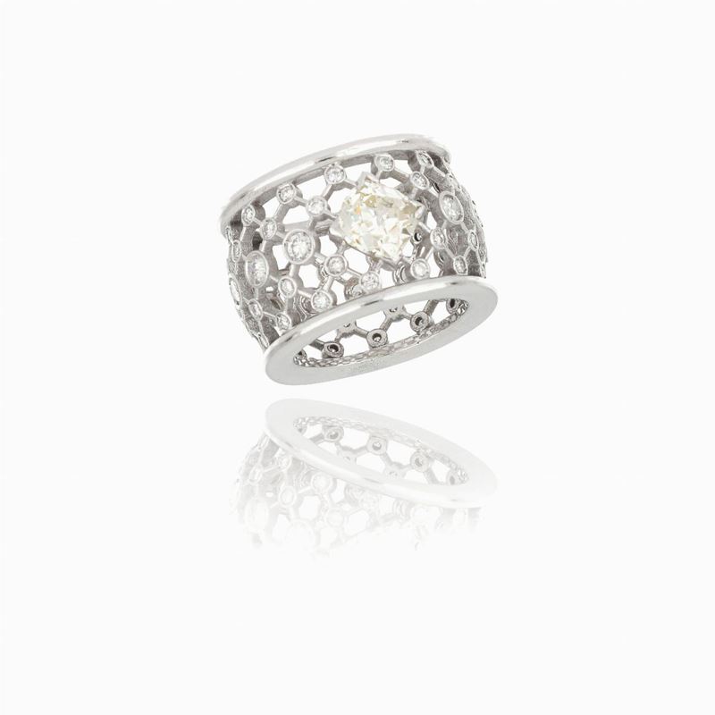 Anello Fascia Traforata con Diamante