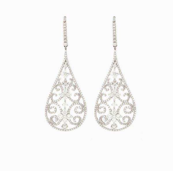 Drop earrings with diamonds