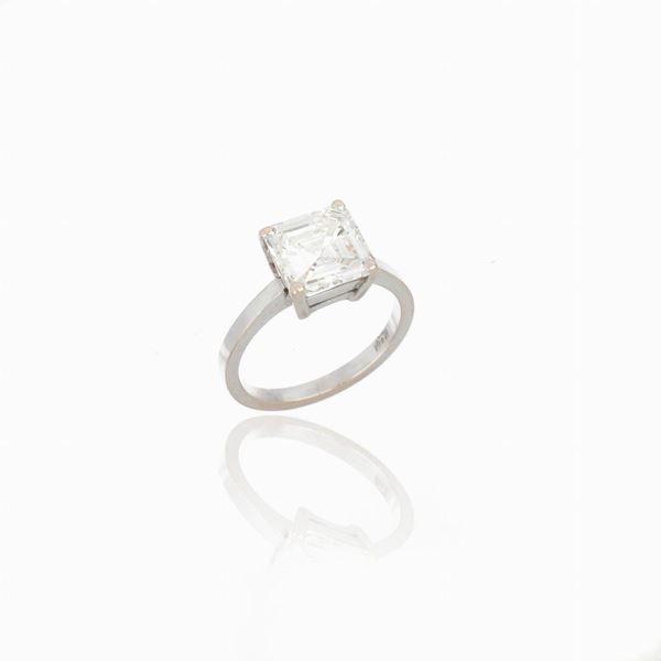 Solitaire ring with diamond
