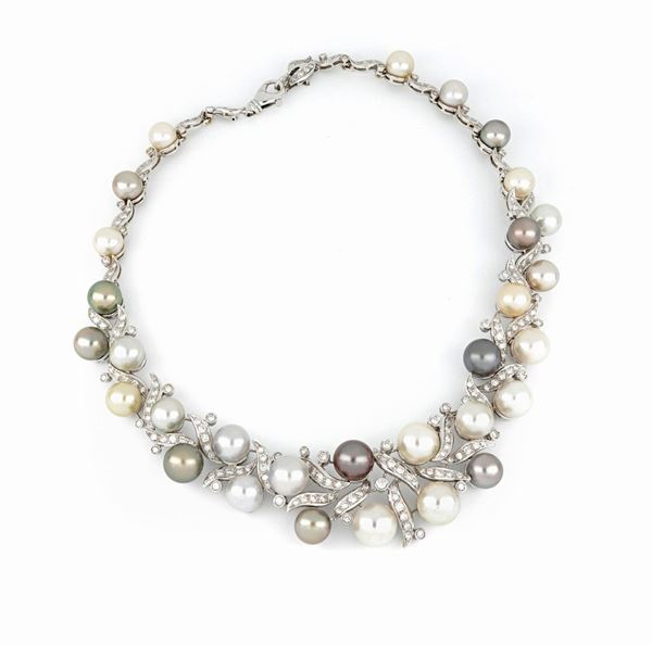 Important necklace mounting pearls and diamonds