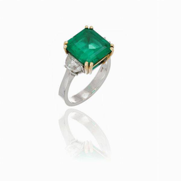 Important ring with emerald