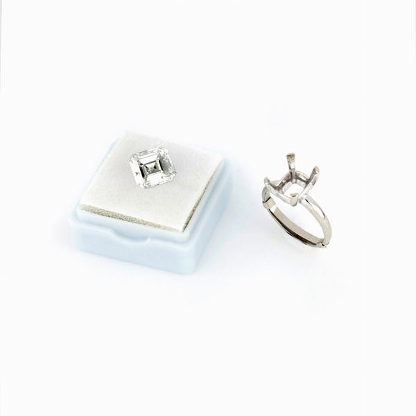 Solitaire ring with diamond