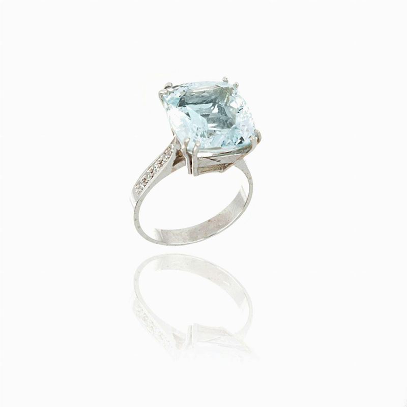 Anello in Oro Bianco 9 Carati con Acquamarina