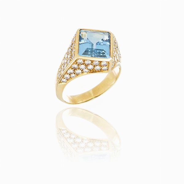Anello con importante acquamarina