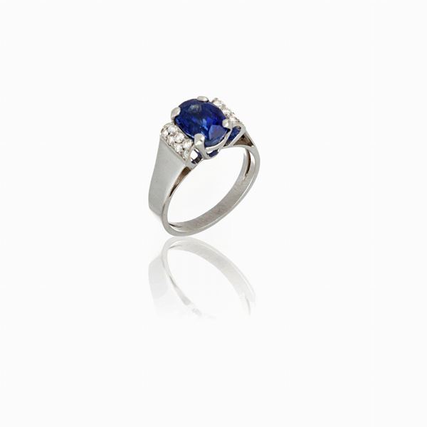 Anello con zaffiro 