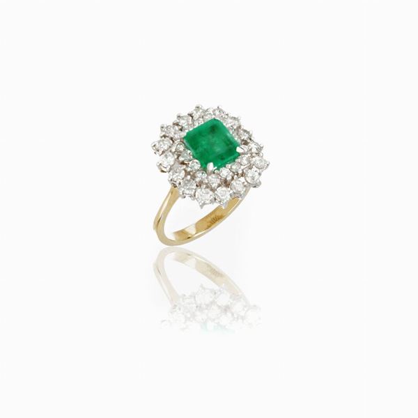 Anello in oro con smeraldo e diamanti