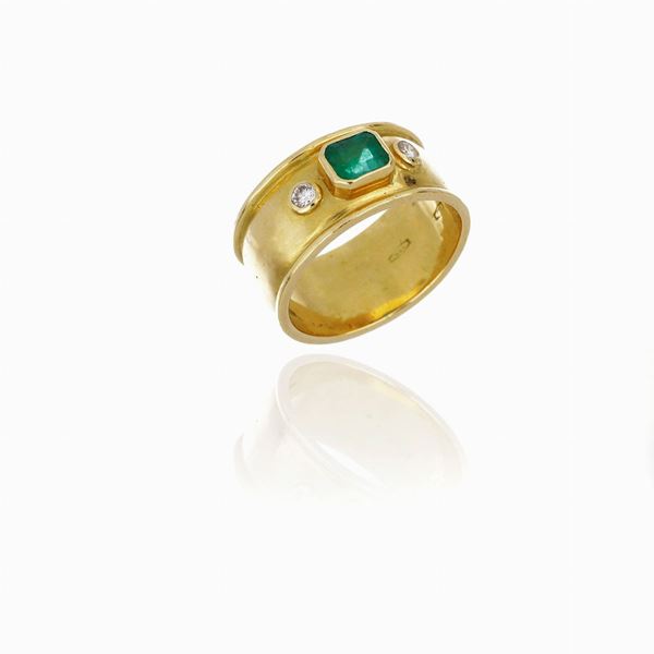 Ring with emerald