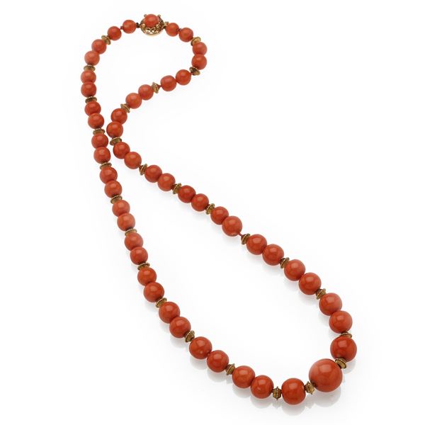 Yellow gold necklace with coral spheres