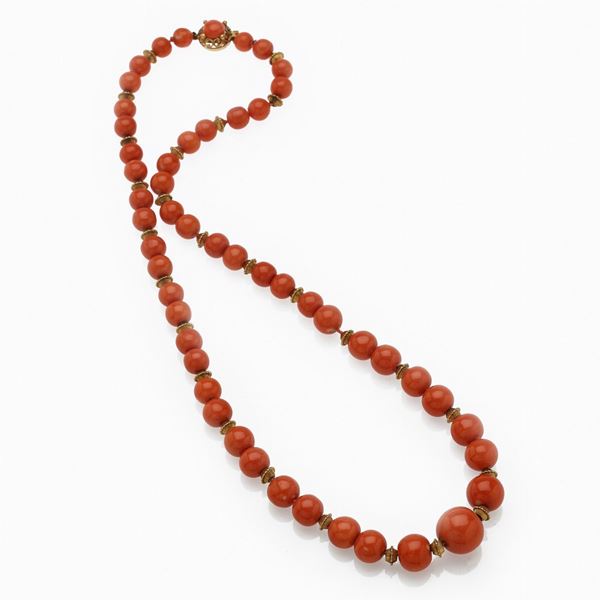 Yellow gold necklace with coral spheres