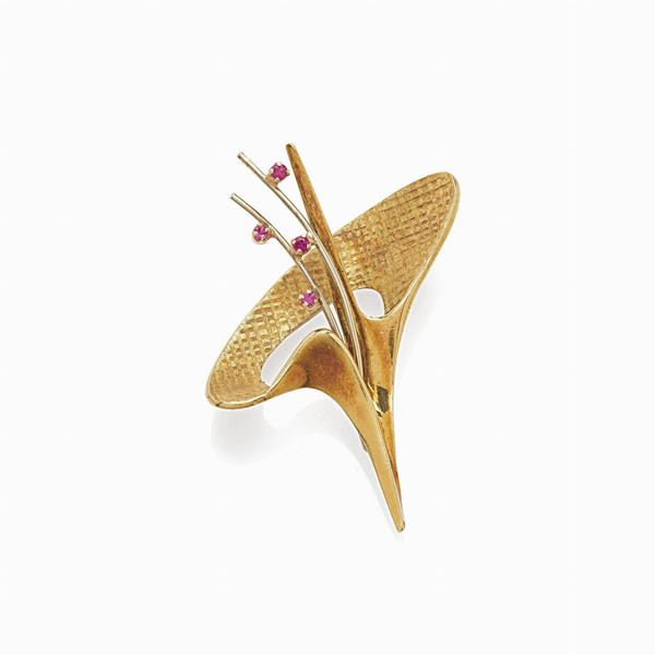 Yellow gold broonch with rubies