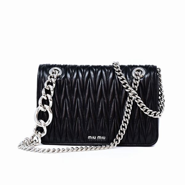 Miu Miu : Borsa a spalla Miu Miu   - Asta GIOIELLI, OROLOGI E LUXURY GOODS - Faraone Casa d'Aste