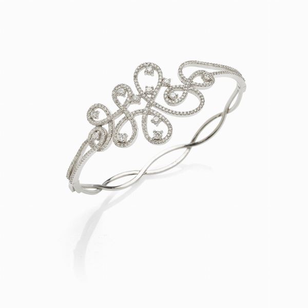 White gold bangle and diamonds