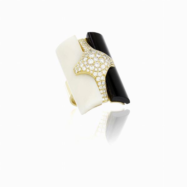 Yellow gold ring with diamonds and white and black onyx