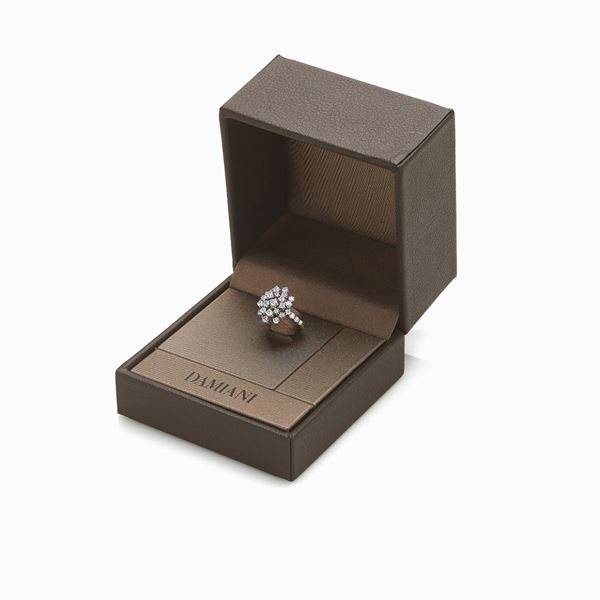 Damiani : Anello Damiani in oro bianco e diamanti con scatola  (Contemporanea)  - Asta GIOIELLI E OROLOGI - Faraone Casa d'Aste