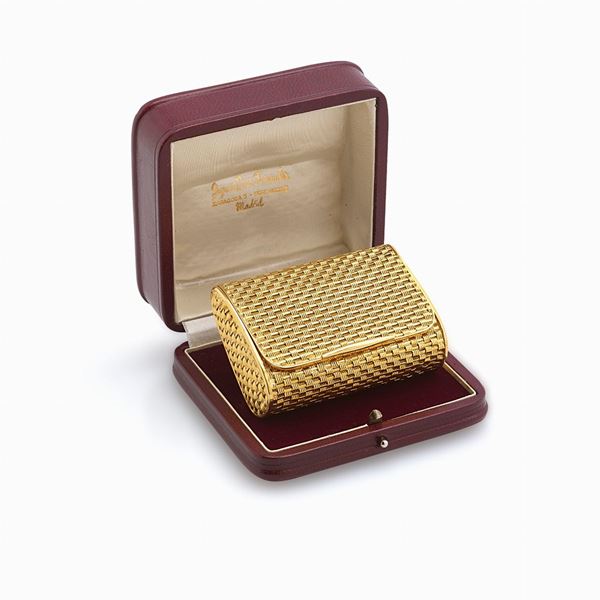 18 carat yellow gold pochette.