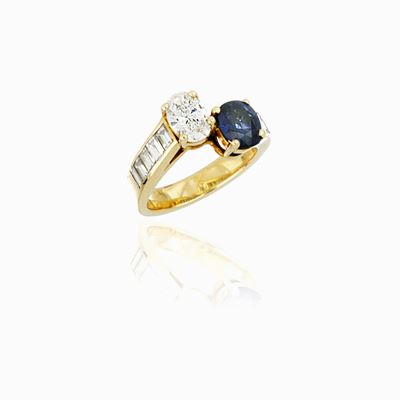 Anello Contrariè in Oro Giallo con Diamanti e Zaffiro