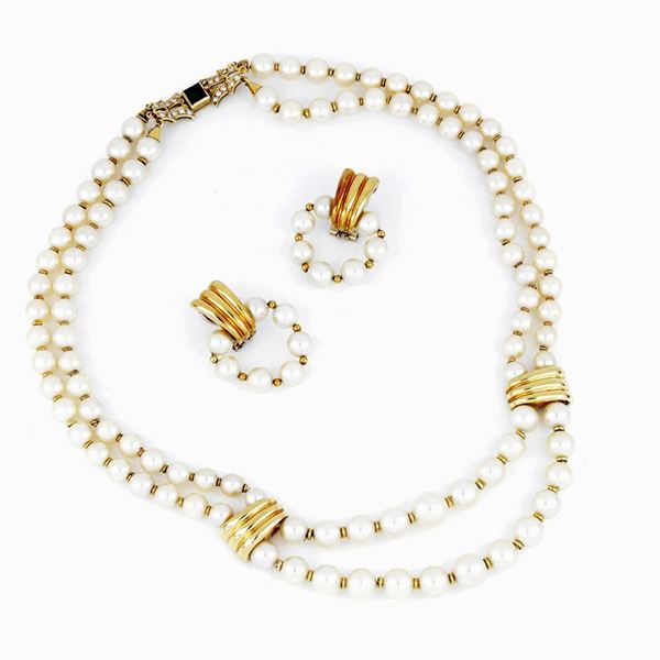 Earrings and necklace with cultured pearls 