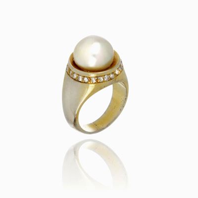 Anello in Oro Giallo con Perla Coltivata e Diamanti