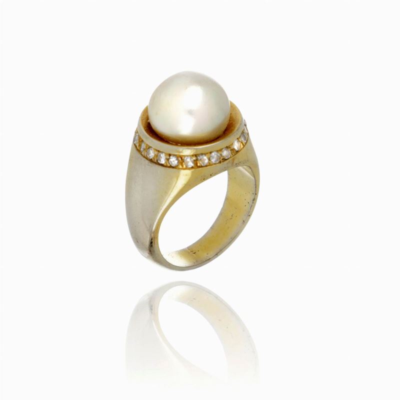 Anello in Oro Giallo con Perla Coltivata e Diamanti