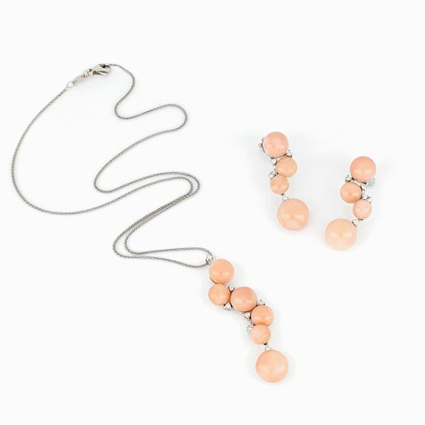 Parure con diamanti e corallo rosa composta da pendente e orecchini
