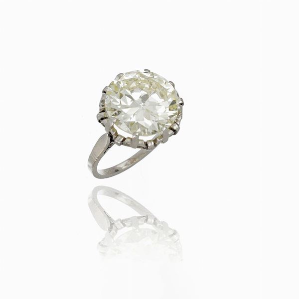 Platinum ring mounting an old cut diamond 