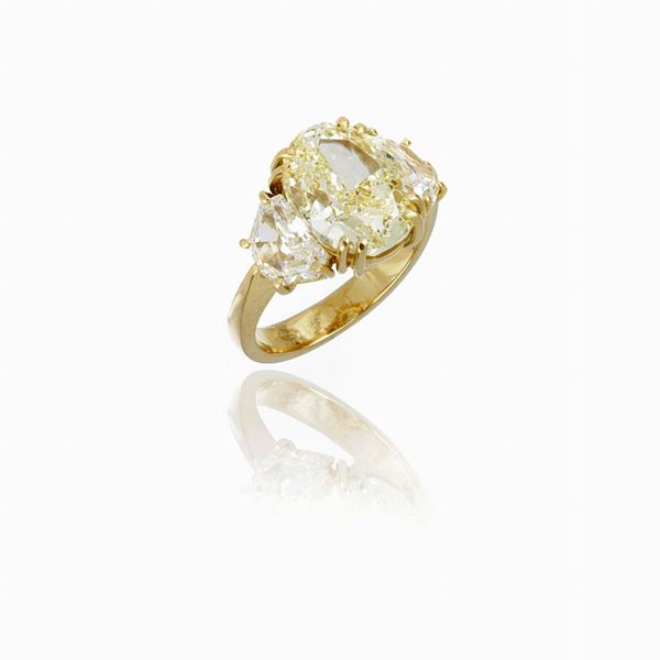 Anello oro giallo con fancy centrale e diamanti con certificato GIA
