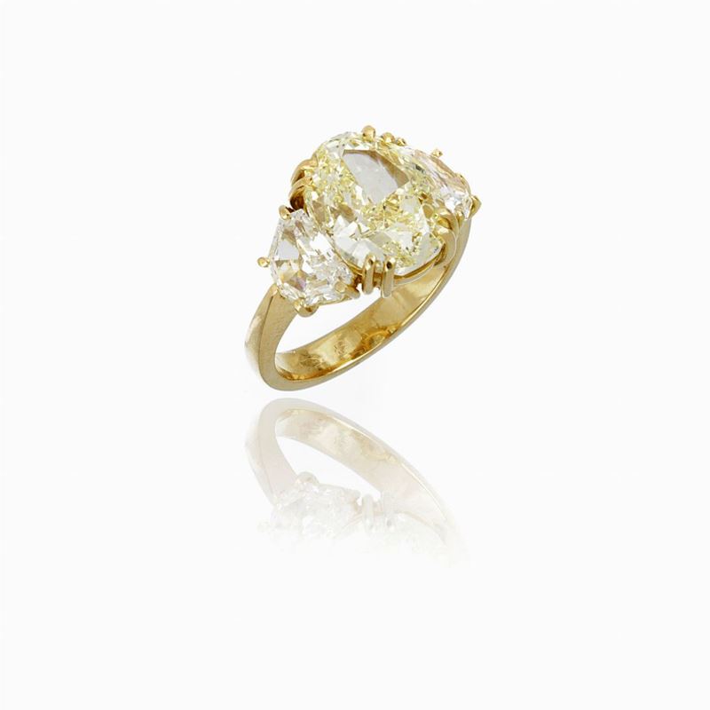 Anello Oro Giallo con Fancy Centrale e Diamanti con Certificato Gia