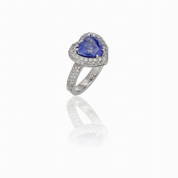 Anello oro bianco con zaffiro a cuore e diamanti   - Asta GIOIELLI E OROLOGI - Faraone Casa d'Aste