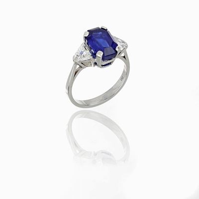 Anello Oro Bianco con Zaffiro Centrale