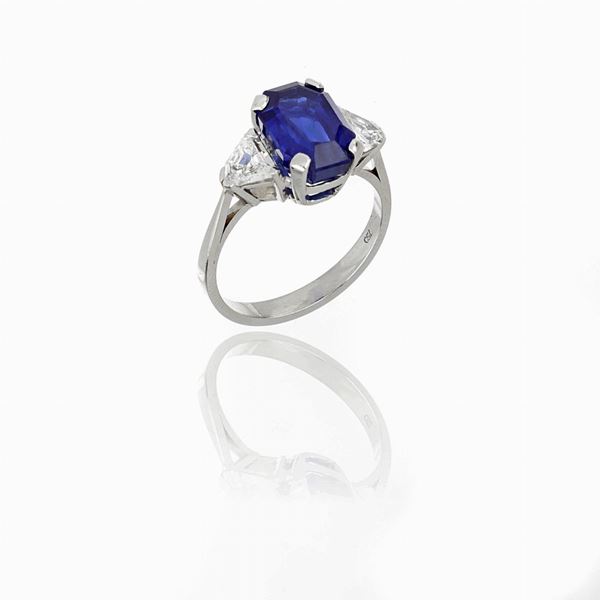 White gold ringd with central sapphire