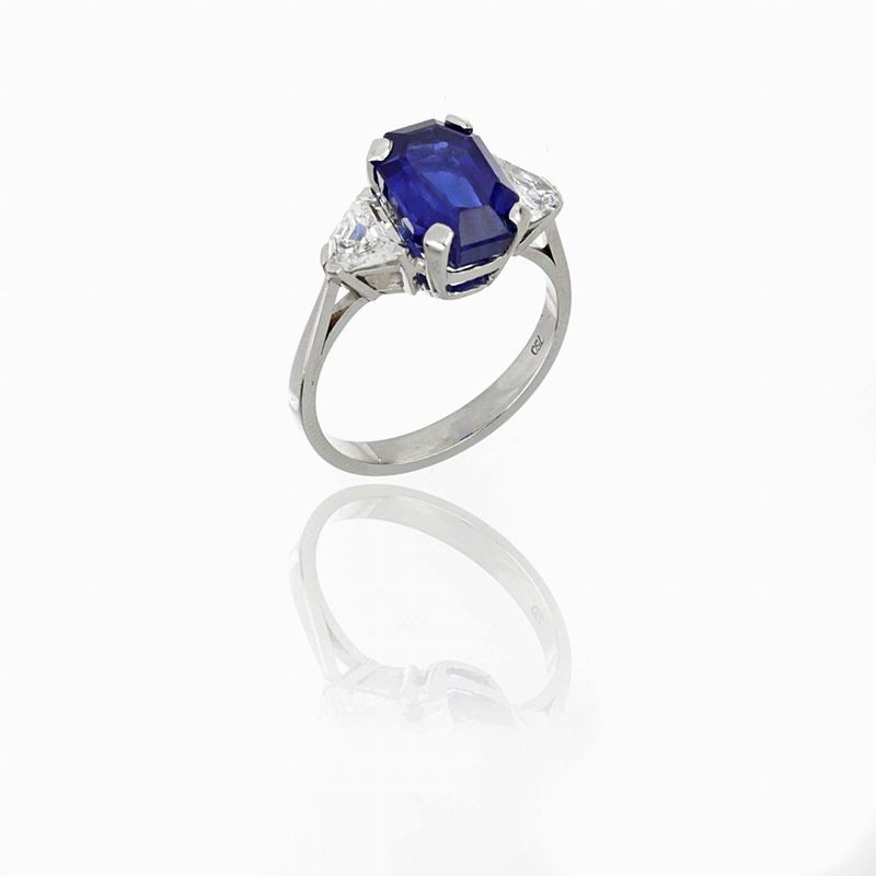 Anello Oro Bianco con Zaffiro Centrale