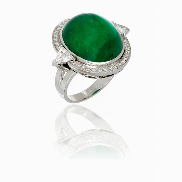 Anello in oro bianco con smeraldo cabochon e diamanti  - Asta GIOIELLI, OROLOGI E LUXURY GOODS - Faraone Casa d'Aste