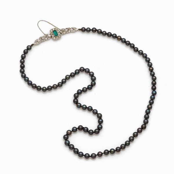 Collana perle nere con smeraldo e diamanti