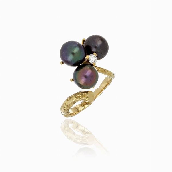 Anello in oro giallo con perle nere e diamante 0,15ct