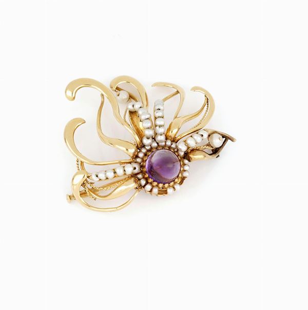 Spilla in oro giallo ametista cabochon e perle coltivate  - Auction GIOIELLI E OROLOGI - Faraone Casa d'Aste