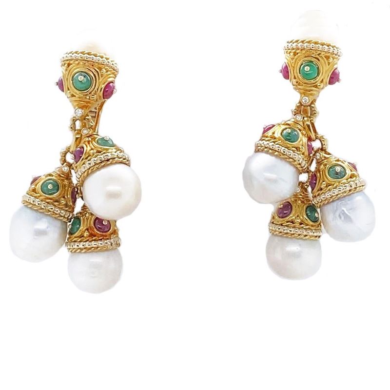 Orecchini pendenti in oro giallo con perle, rubini e smeraldi cabochon