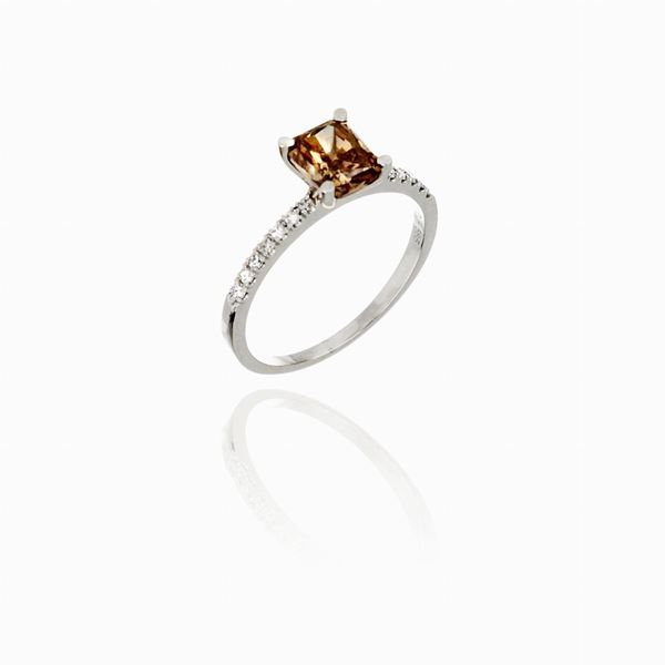 Anello oro bianco con diamanti brown  - Auction GIOIELLI E OROLOGI - Faraone Casa d'Aste