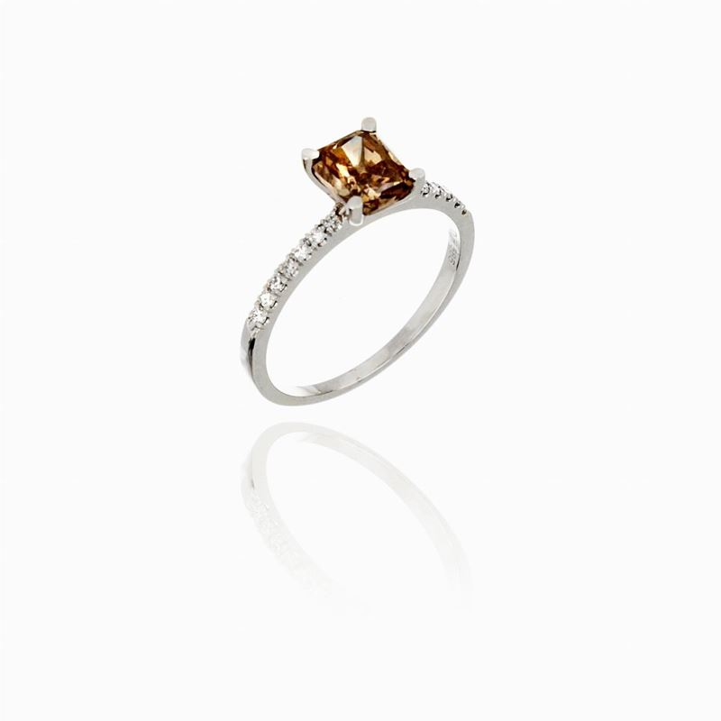 Anello Oro Bianco con Diamanti Brown