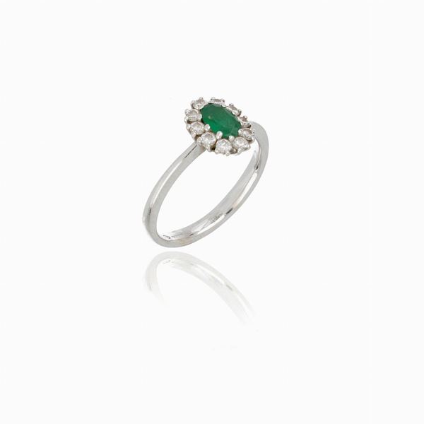 Anello margherita con smeraldo e diamanti