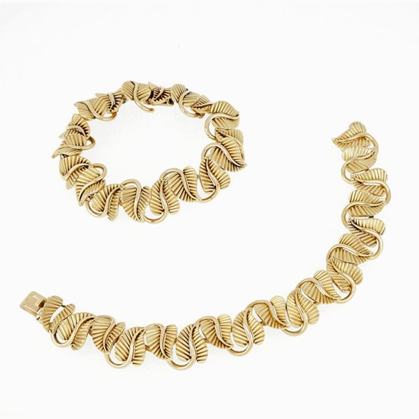 Gold necklace/bracelets